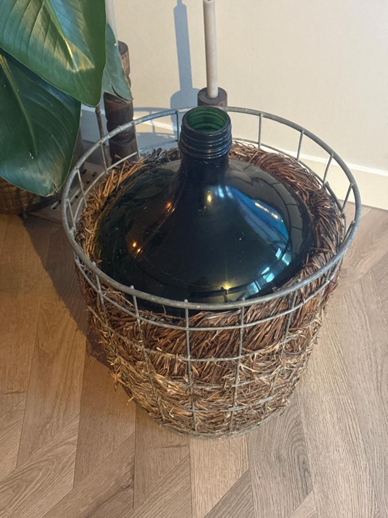 Grote glazen fles in rieten mand - Vintage decoratie, Ophalen, Zo goed als nieuw, Rechthoekig, Riet