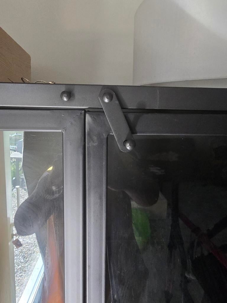 Zware Metalen vitrinekast in zeer goede staat, Ophalen, Met deur(en), 100 tot 150 cm, Zo goed als nieuw