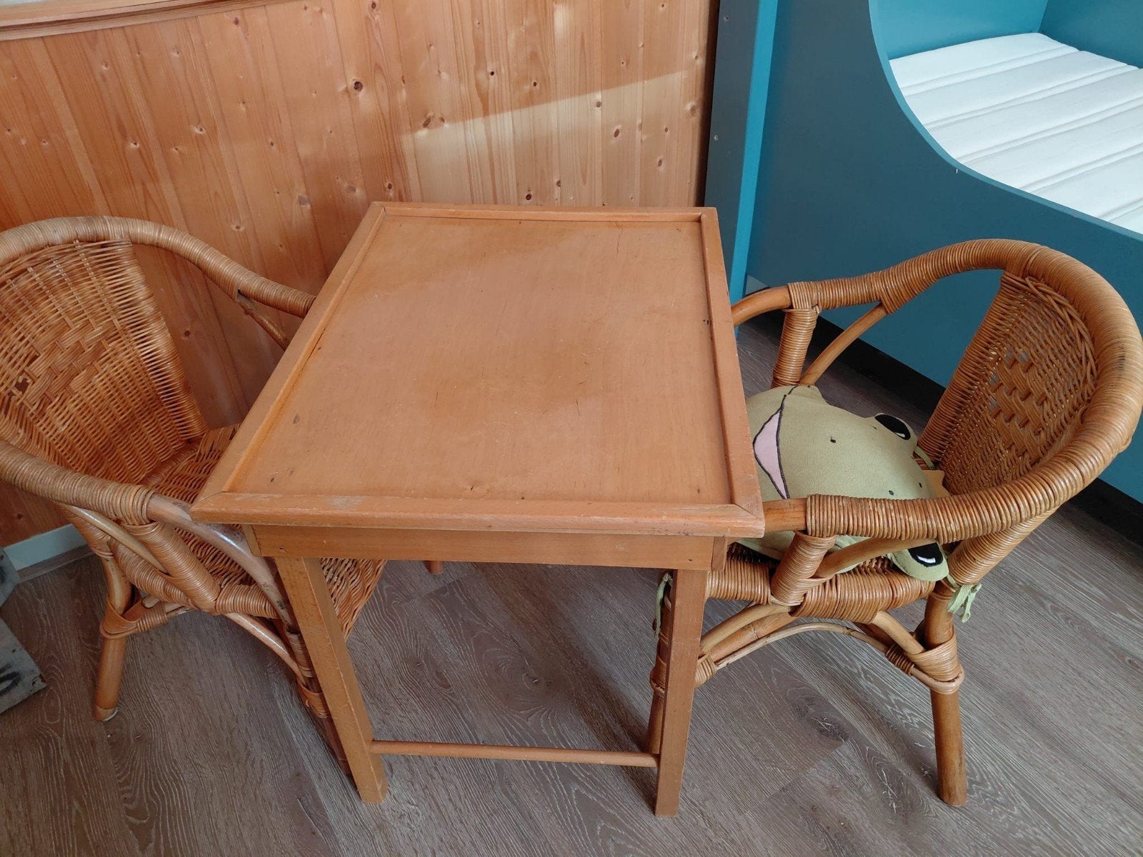 Houten kindertafel met twee rotan stoeltjes, Kinderen en Baby's, Kinderkamer | Tafels en Stoelen, Ophalen, Gebruikt, Tafel(s) en Stoel(en)