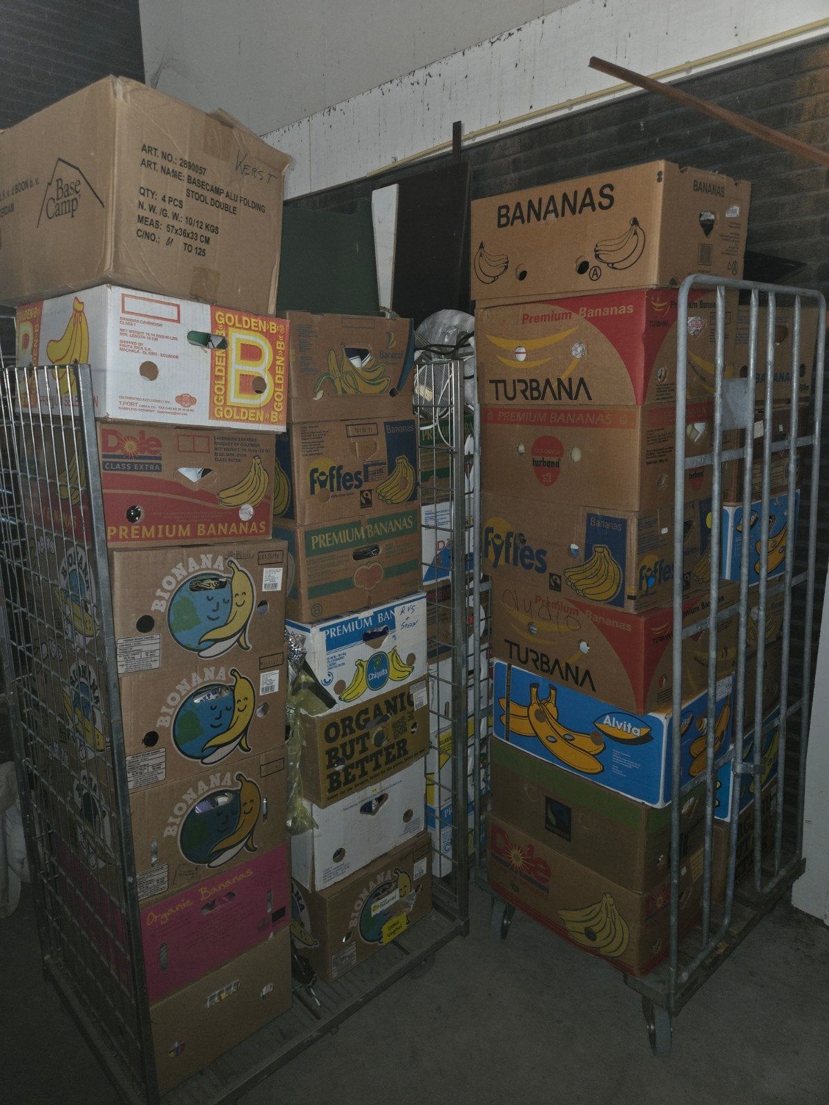 Foto 7 van zeer grote partij 19 rolcontainers rommelmarkt spullen