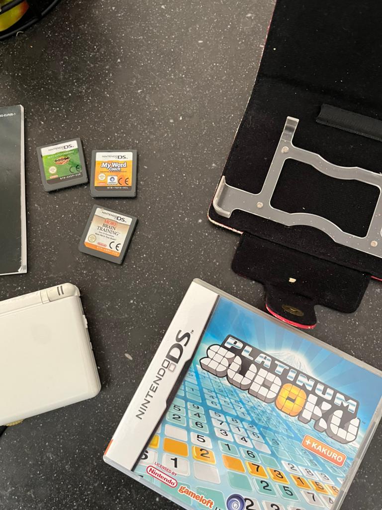 Nintendo DS lite 2006 inc heel veel spellen en adapter, Spelcomputers en Games, Spelcomputers | Nintendo DS, Ophalen of Verzenden