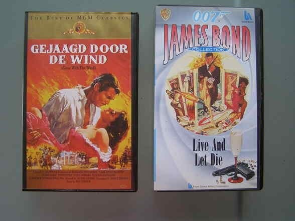 2 video (VHS) films James bond en gejaagd door de wind, Cd's en Dvd's, VHS | Film, Vanaf 12 jaar, Ophalen of Verzenden, Zo goed als nieuw