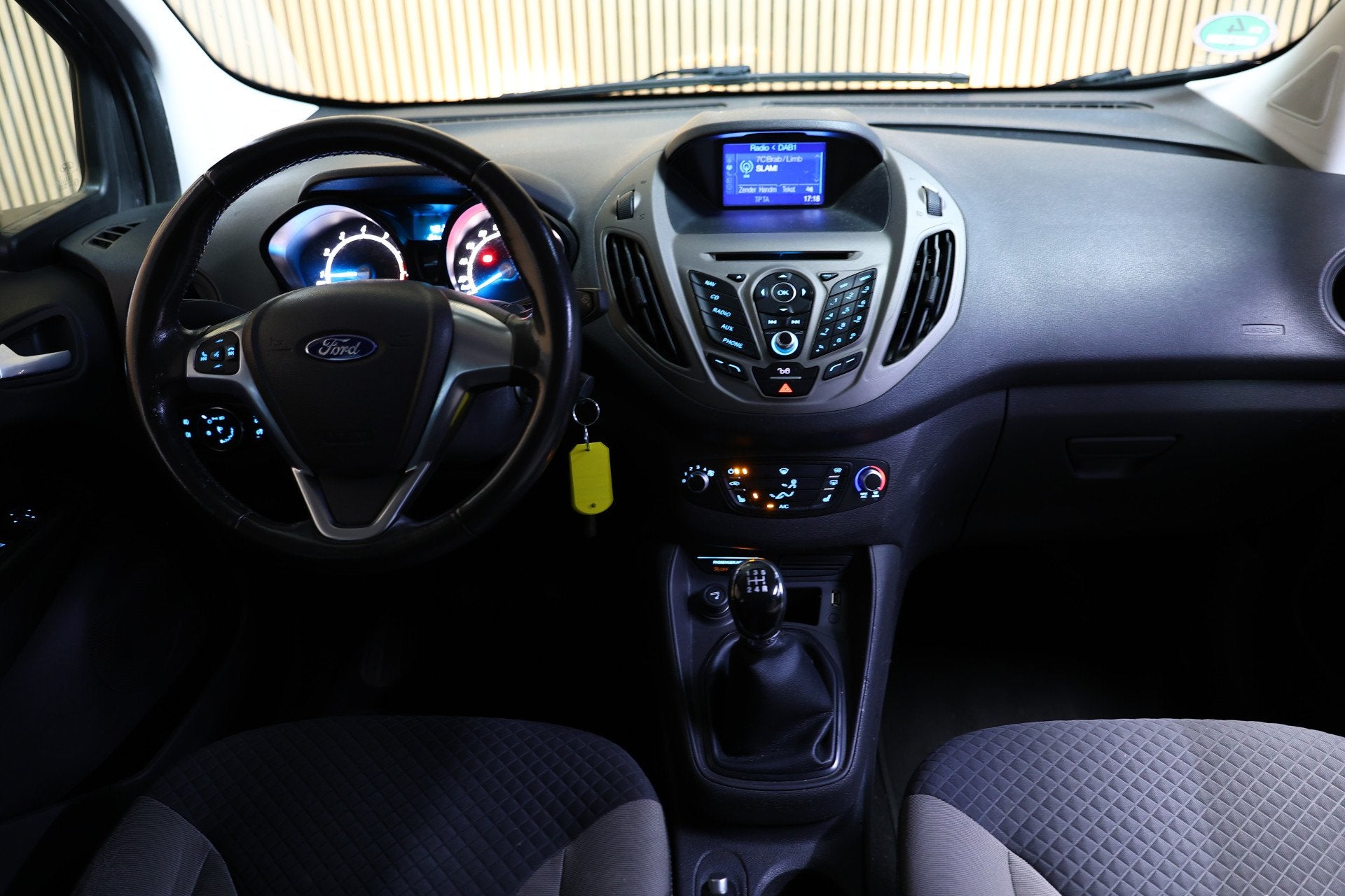 Ford Tourneo Courier 1.0 Titanium 1eEIG! BT NAVI CAMERA DAB, Voorwielaandrijving, Gebruikt, Zwart, Origineel Nederlands