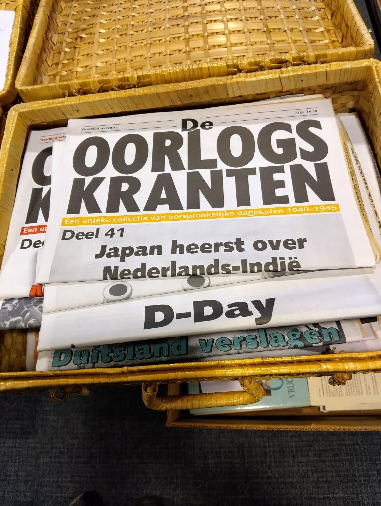 De oorlogskranten, 2 mandjes met 65 kranten per. 1940-1945, Ophalen of Verzenden, Gelezen, Krant