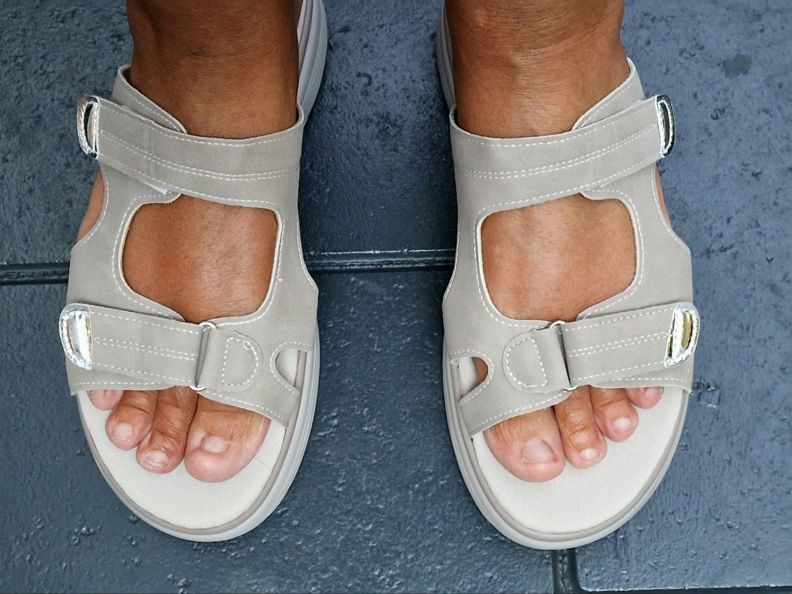 NIEUW Sandalen mt 41 beige lichtgewicht met klittenband, Ophalen, Nieuw, Beige, Sandalen of Muiltjes