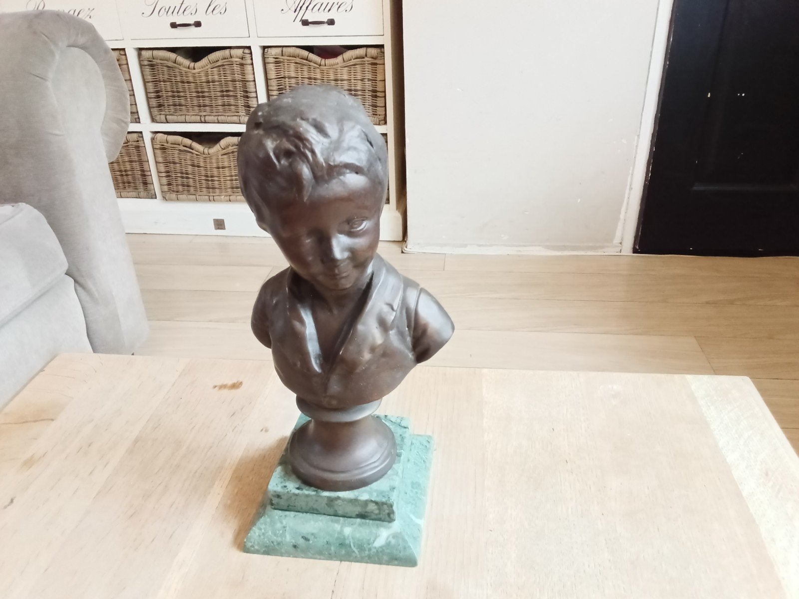 Antieke bronzen buste van een jongen op marmeren sokkel, Minder dan 20 cm, Buste, Ophalen of Verzenden, Brons