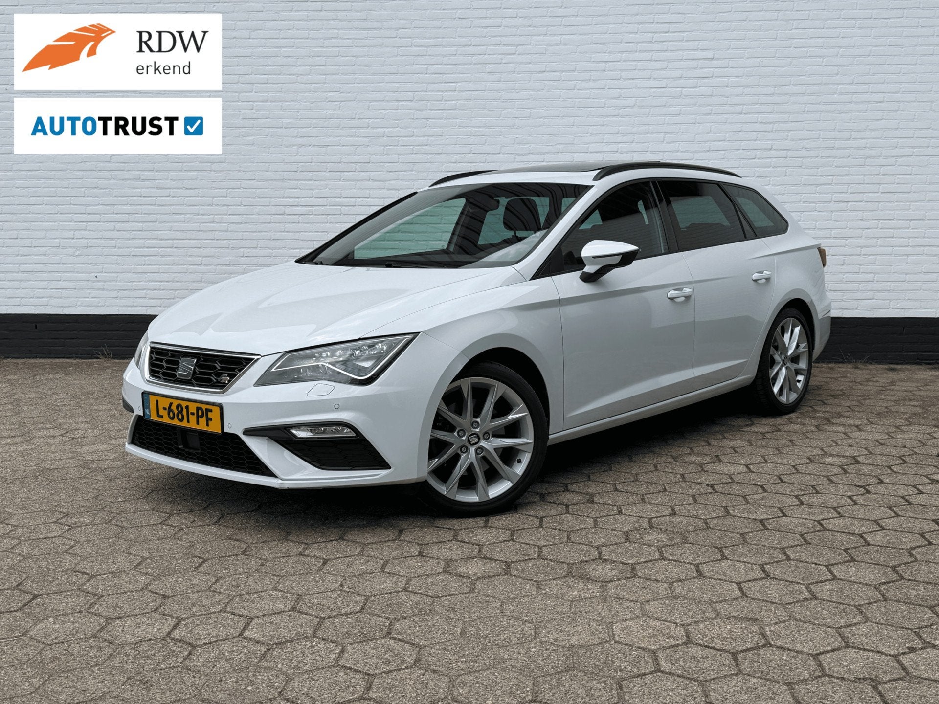 Seat Leon ST 1.8 TSI FR l PANODAK l TREKHAAK l CAMERA l 18'', 1272 kg, Gebruikt, 4 cilinders, Leon