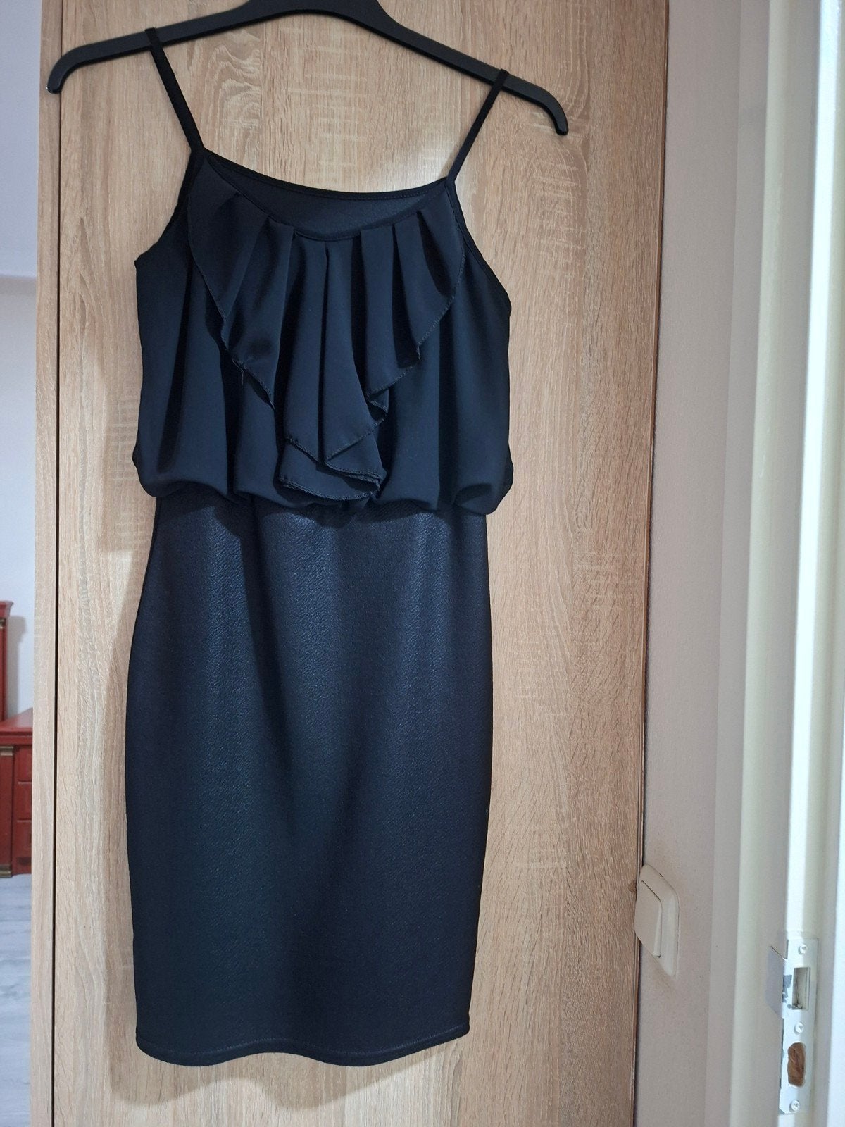 Zwarte mini jurk met spaghettibandjes en split - XS, Zwart, Ophalen of Verzenden, Maat 34 (XS) of kleiner, Gedragen
