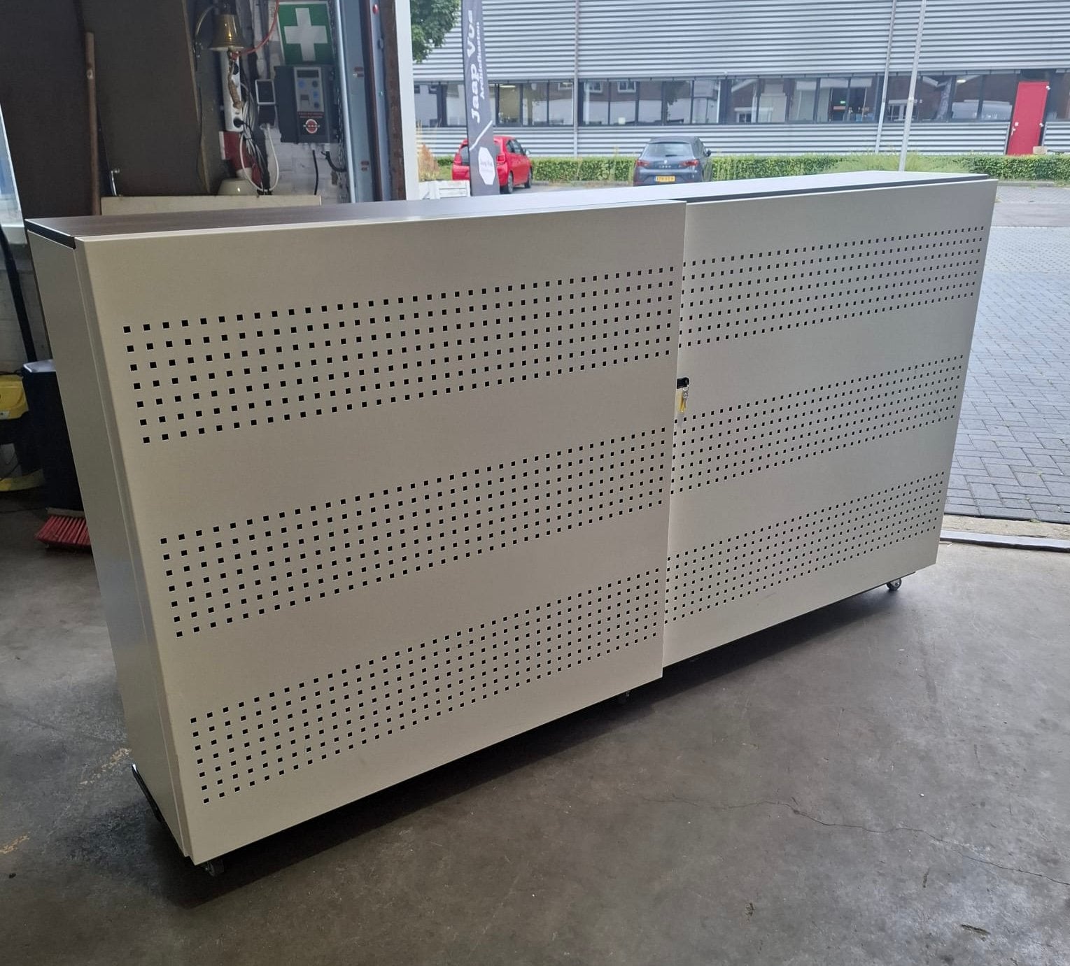 Nette, zware akoestische schuifdeurkast van 240 breed, Huis en Inrichting, Ophalen, Gebruikt, 100 tot 150 cm, 200 cm of meer