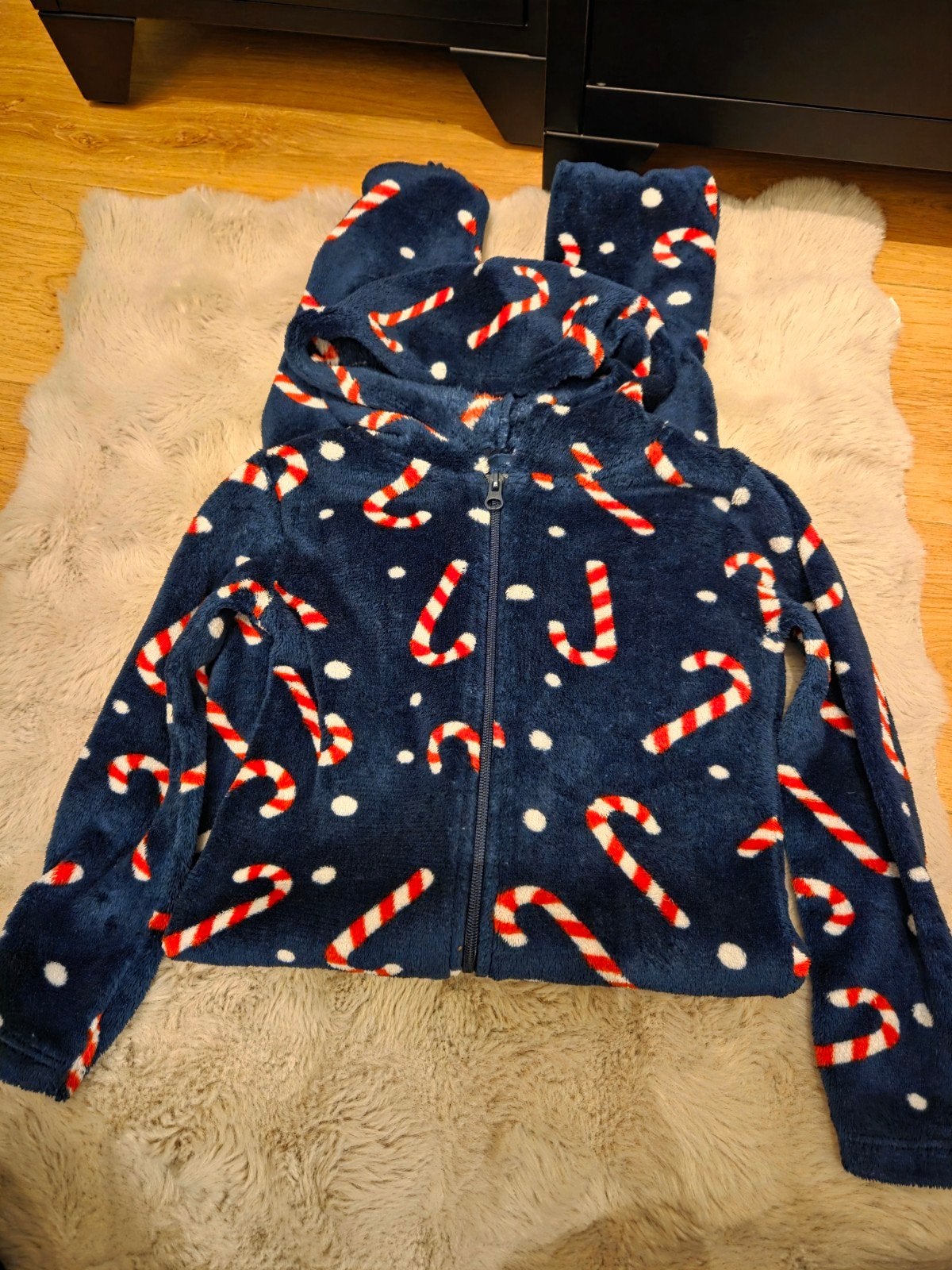 Fleece onesie met capuchon en zuurstokprint - Maat 110/116, Nacht- of Onderkleding, Gebruikt, Jongen of Meisje, Ophalen of Verzenden