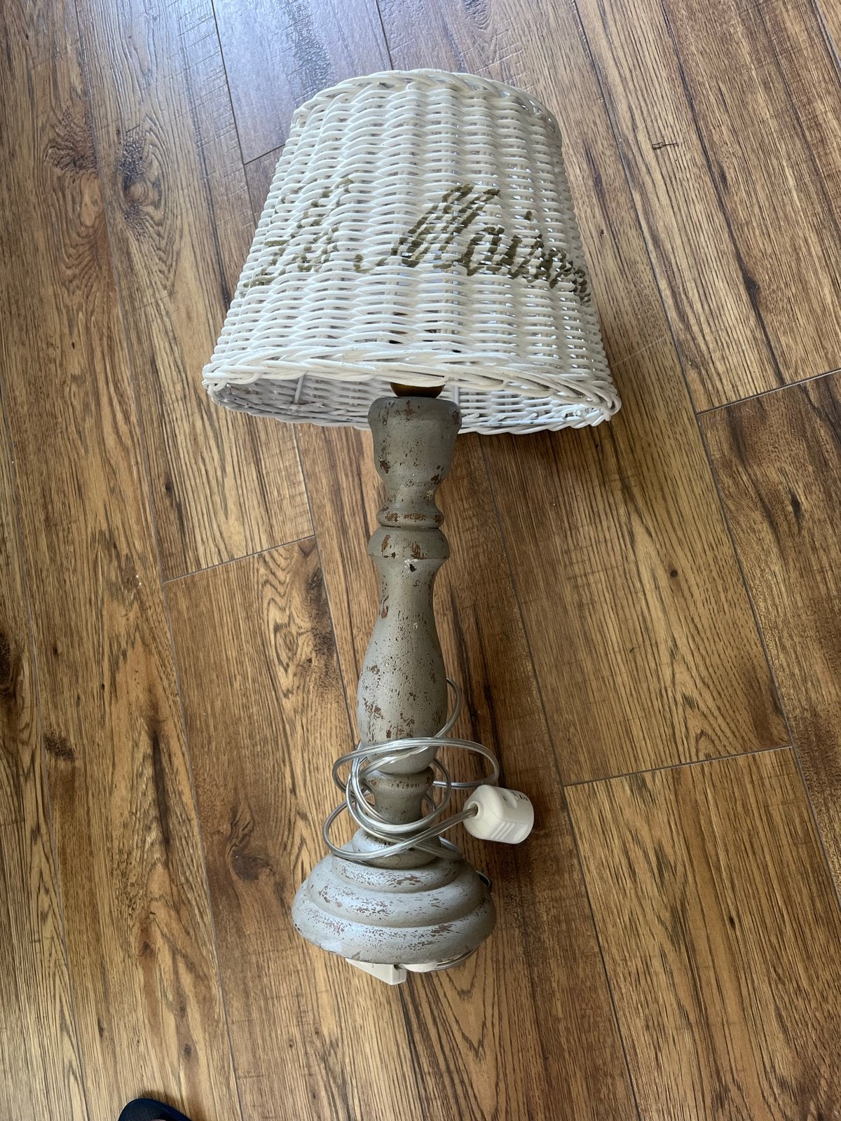La maison Vintage Tafellamp met Rotan Kap - Landelijke Stijl, Huis en Inrichting, Lampen | Tafellampen, Ophalen, Gebruikt, Hout