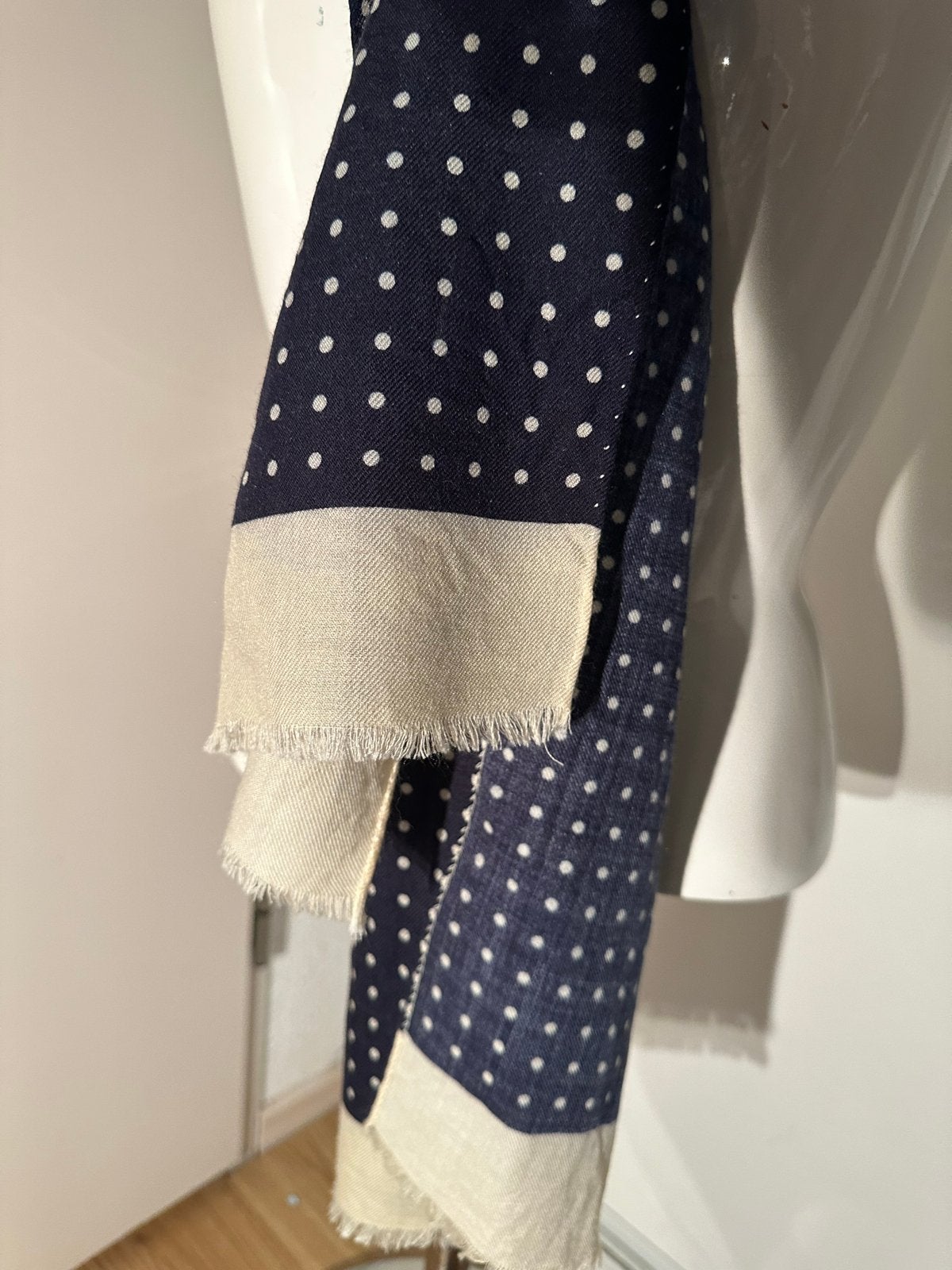 Suitsupply sjaal rood/blauw met stippen nieuw, Ophalen of Verzenden, Zo goed als nieuw, Overige maten, Sjaal