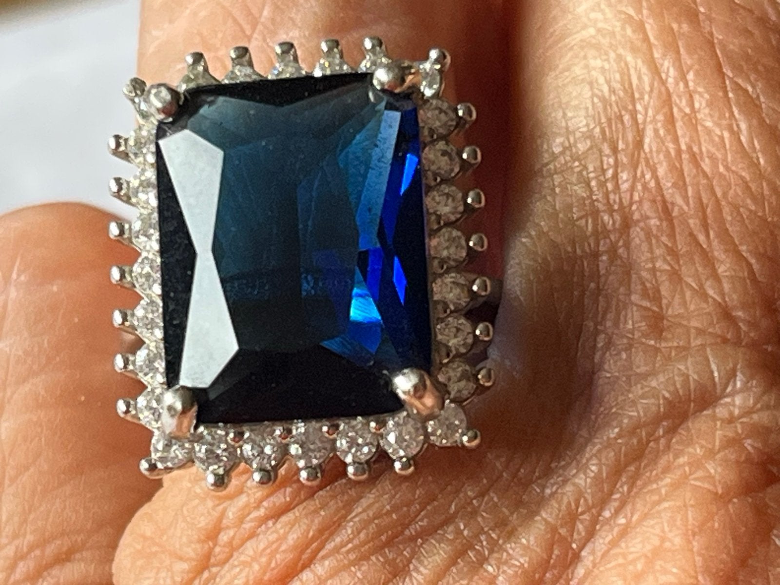 Bijzondere zilveren ring met saffier, Sieraden, Tassen en Uiterlijk, Ringen, Zo goed als nieuw, 17 tot 18, Met edelsteen, Dame