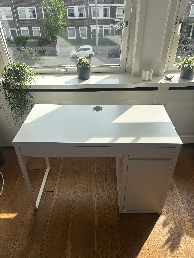IKEA MICKE bureau wit – zo goed als nieuw – compact & modern, Huis en Inrichting, Bureaus, Ophalen, Met lades, 105 cm, Scandinavisch