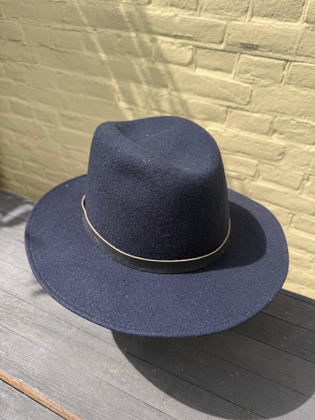 Stijlvolle donkerblauwe vilten hoed, Ophalen of Verzenden, Zo goed als nieuw, One size fits all, Hoed