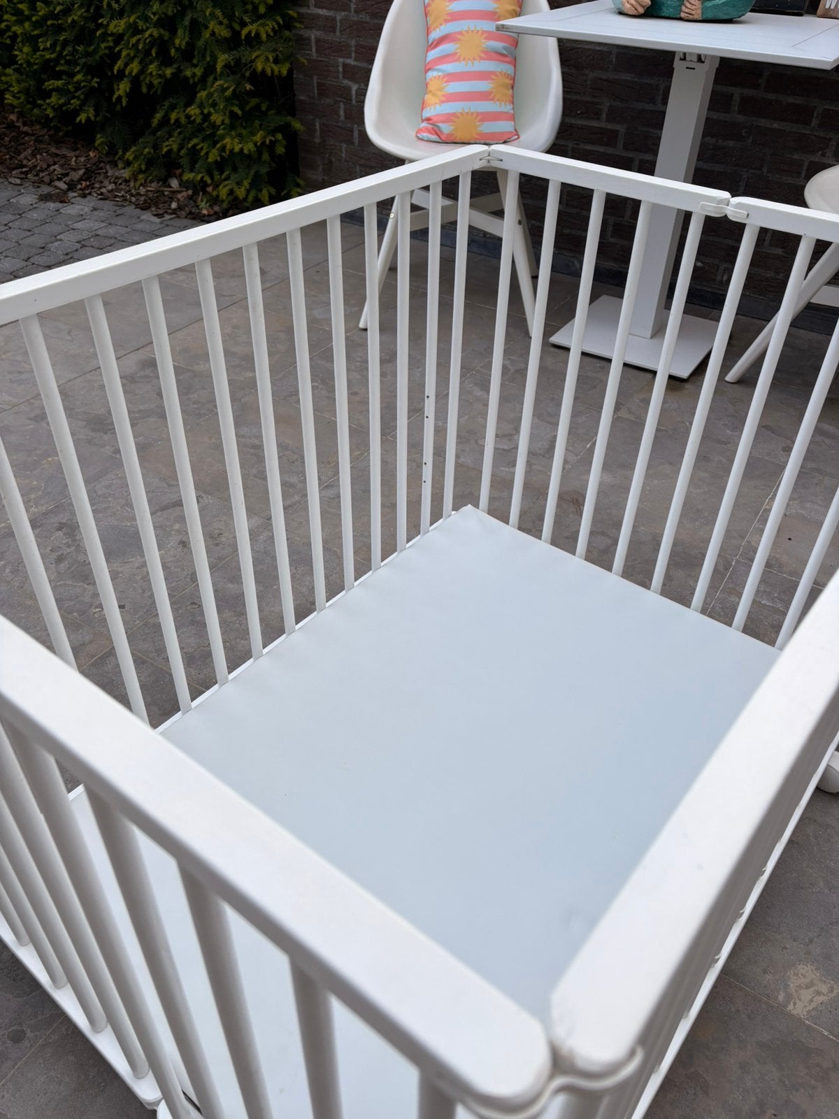 Opvouwbare babybox wit met wieltjes, Kinderen en Baby's, Boxen, Ophalen, Zo goed als nieuw, Rechthoekig, Wieltjes