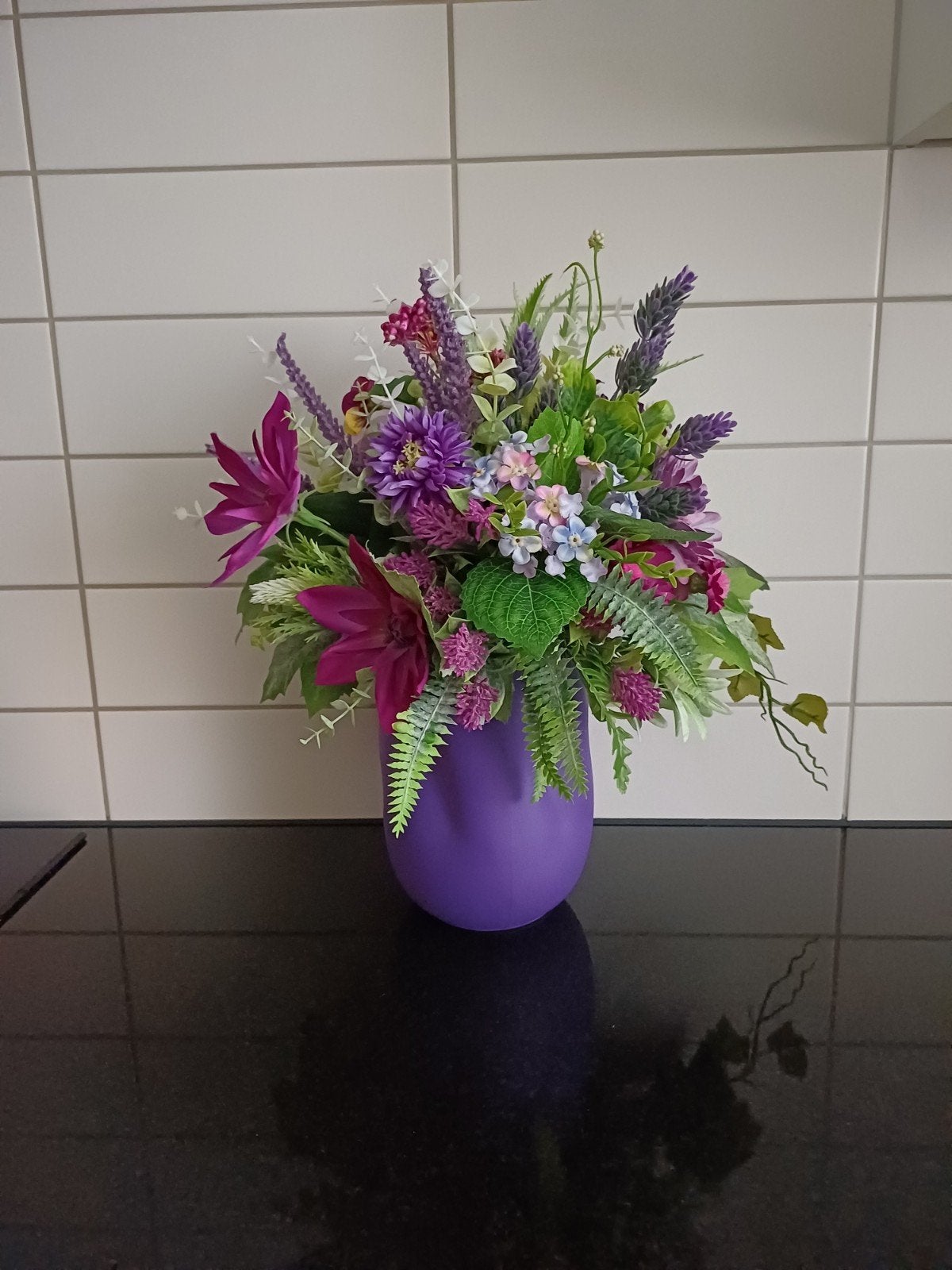 Prachtig paars bloemstuk met bijpassende vaas, Ophalen of Verzenden, Nieuw