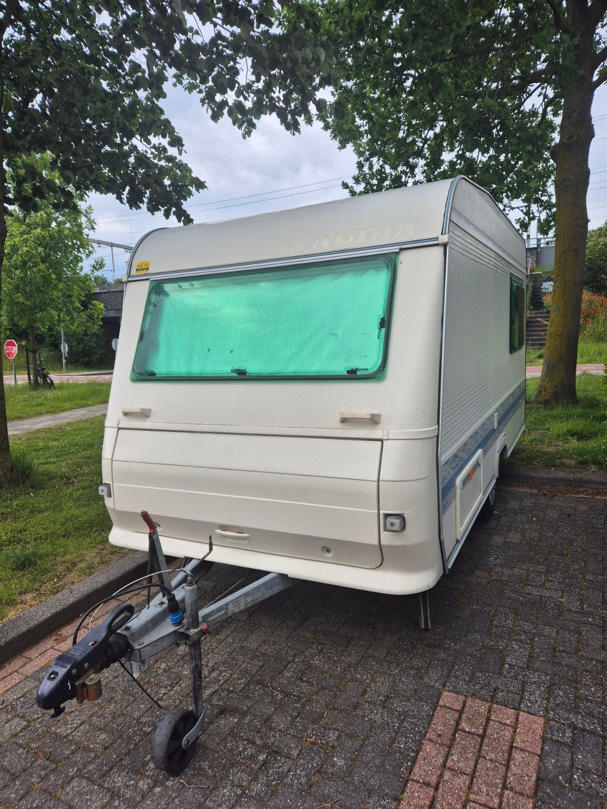 Adria 390 PS met vast bed, mover,MaxFan, Caravans en Kamperen, Vast bed, Treinzit, 750 - 1000 kg, Particulier