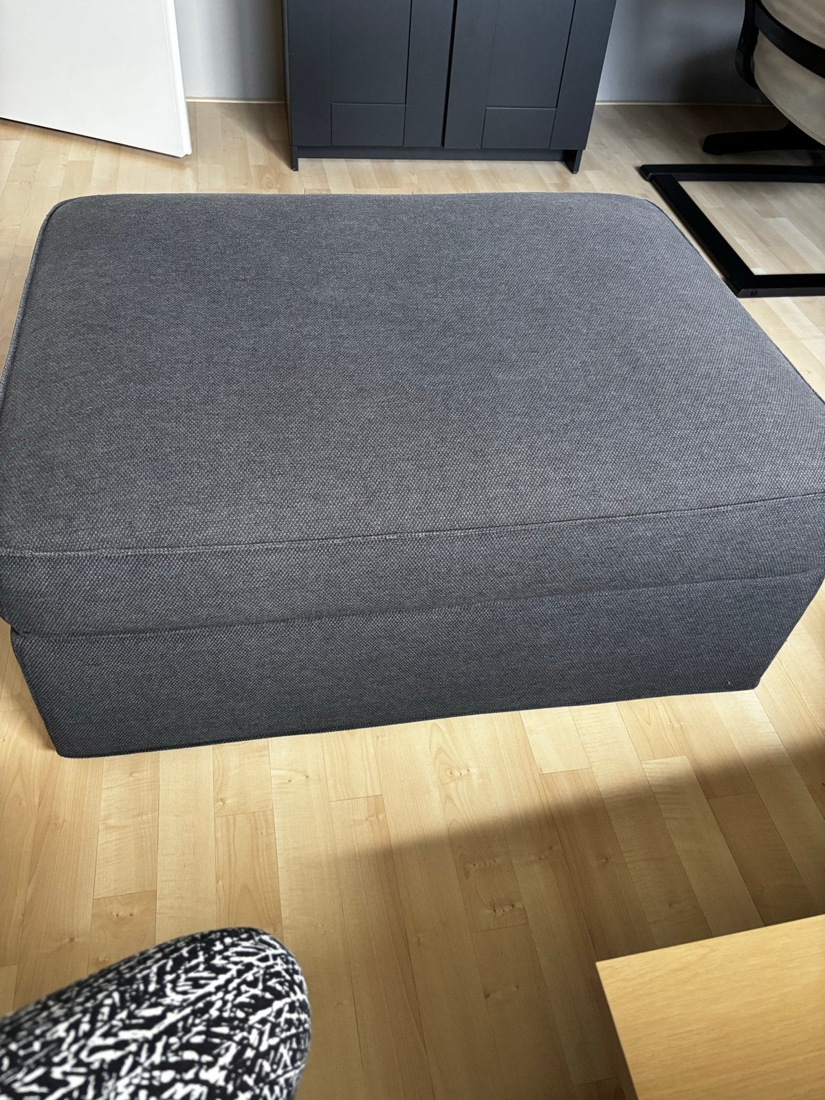 Ikea Kivik voetenbank met grijze bekleding, Huis en Inrichting, Banken | Voetenbanken en Poefen, Ophalen, Gebruikt, 75 tot 100 cm