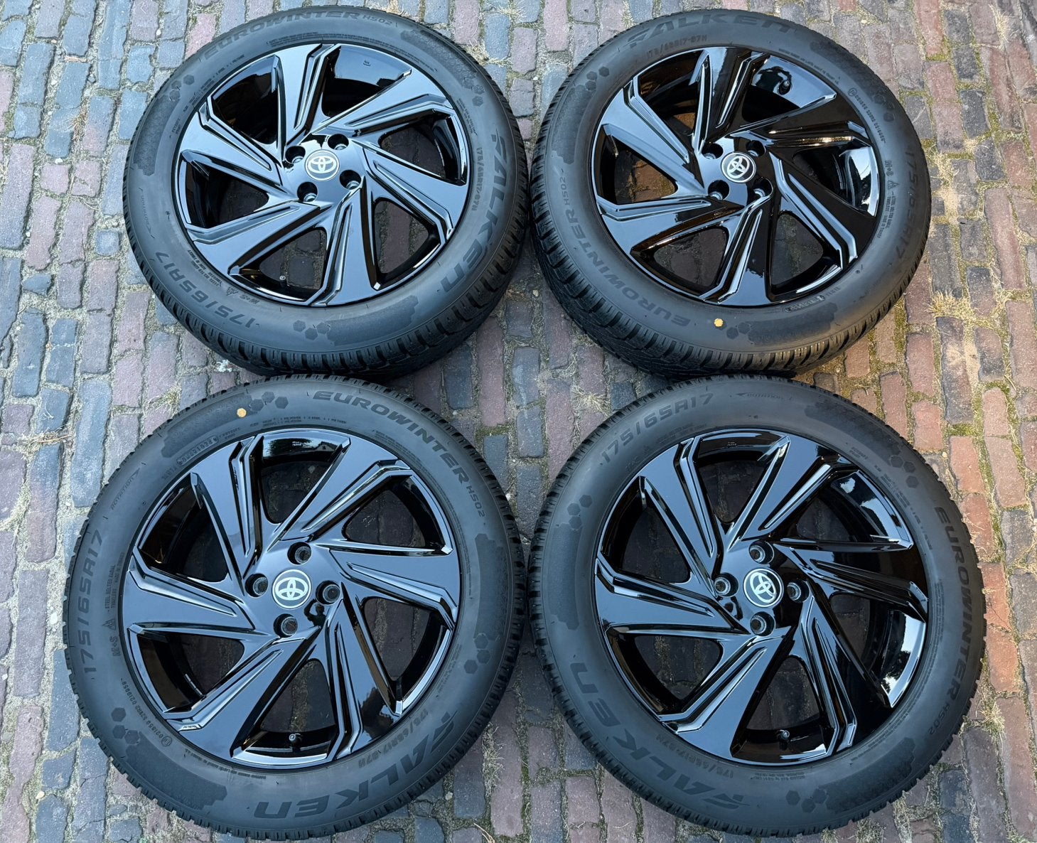 NIEUWE (demo) zwarte 17” Toyota Aygo X velgen + winterbanden, 175 mm, Banden en Velgen, Nieuw, 17 inch