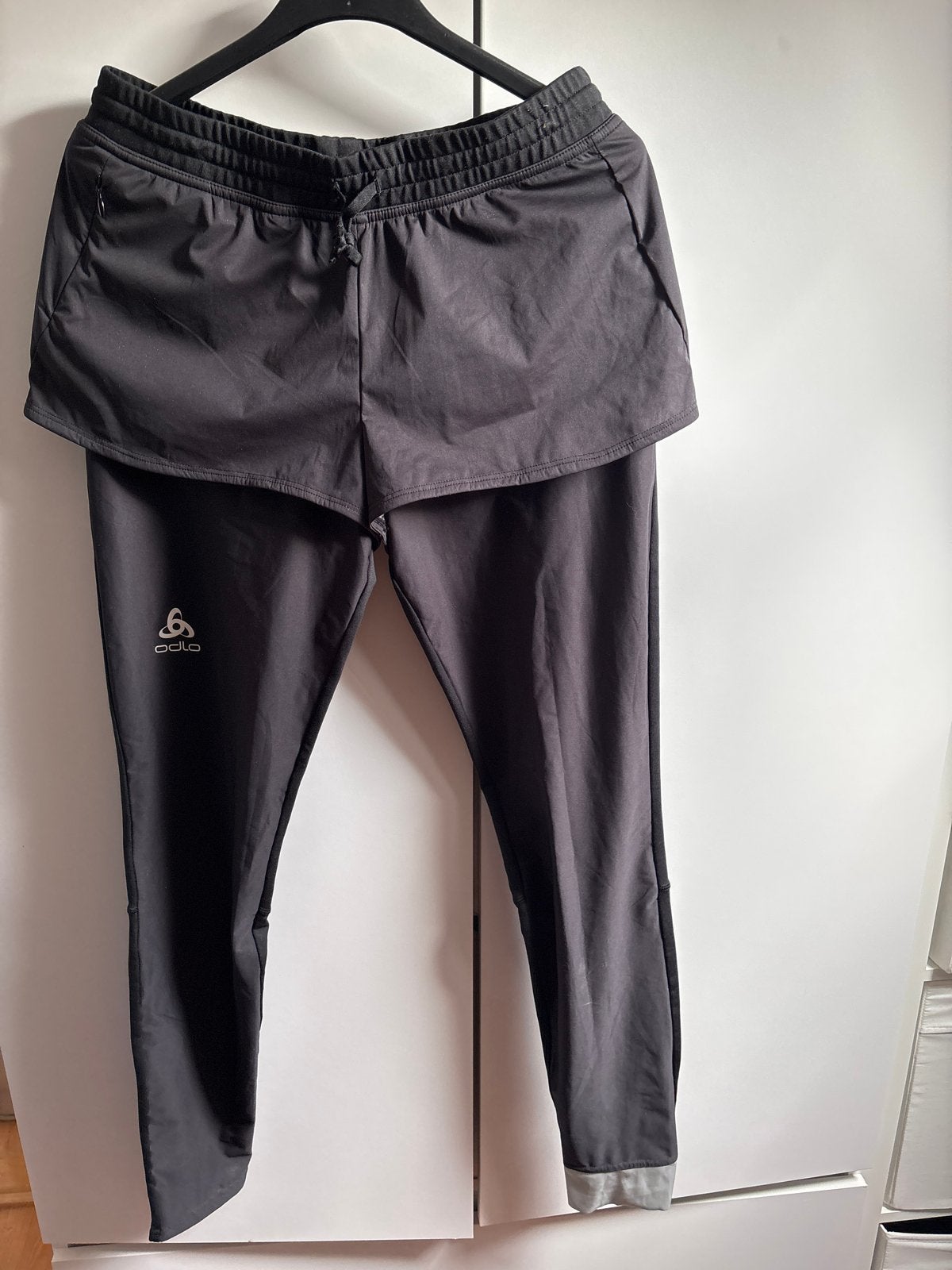 Nieuwe Odlo hardloopbroek met geïntegreerde short - Maat M, Zwart, Nieuw, Ophalen of Verzenden, Hardlopen of Fietsen