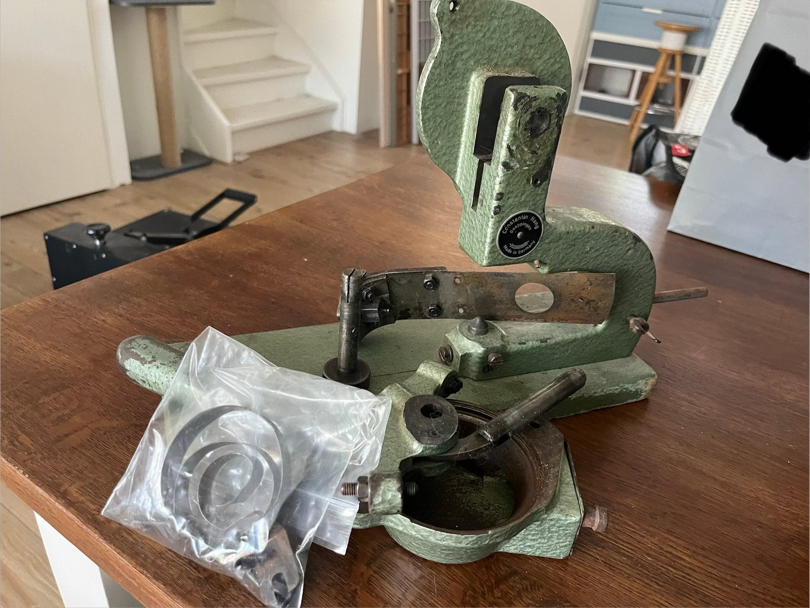 Oogjesmachine ter reparatie Constantin Hang, Ophalen
