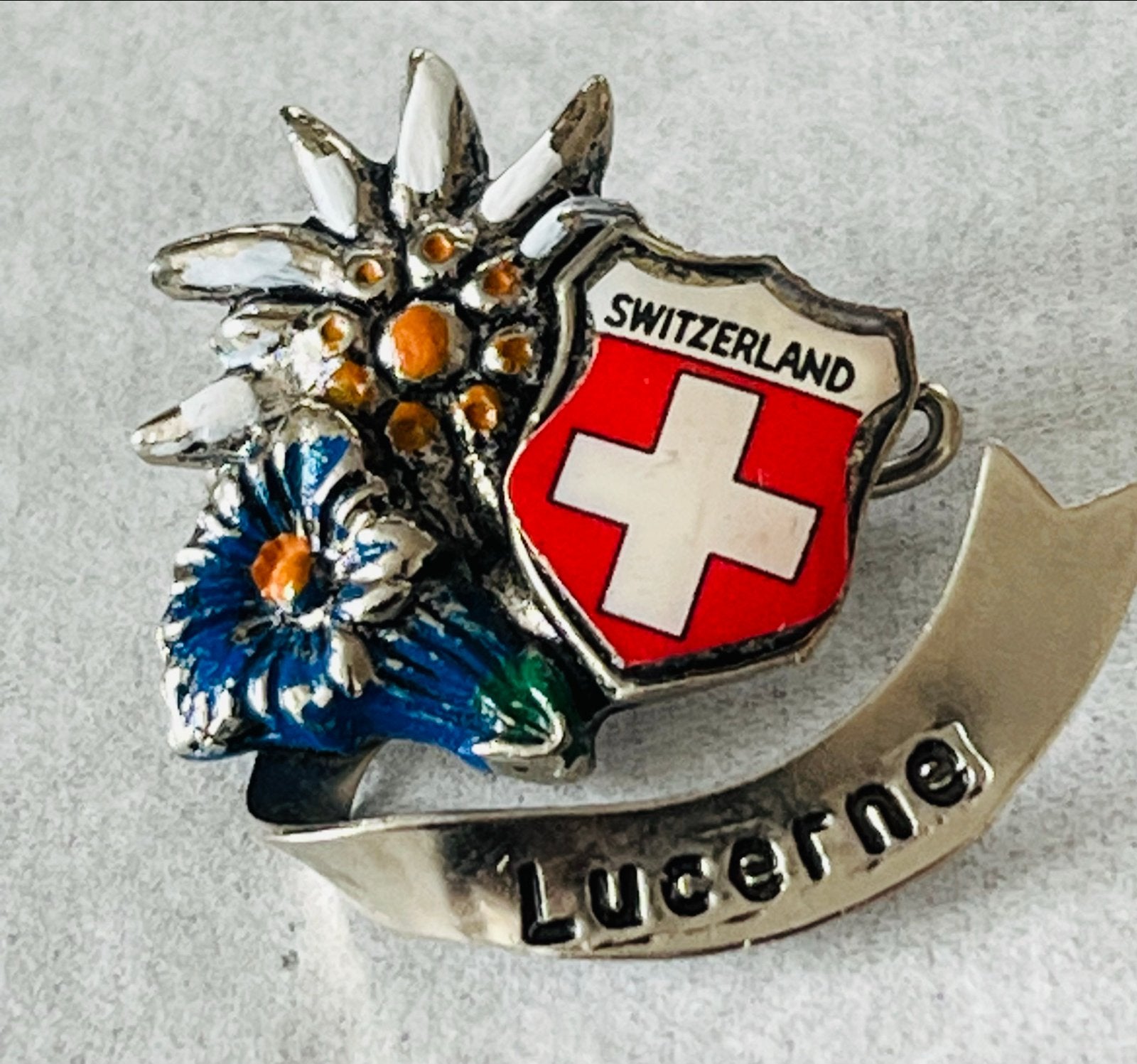 Zwitserland Lucerne Edelweiss Broche Speld Souvenir, Overige materialen, 4 tot 7 cm, Gebruikt, Verzenden