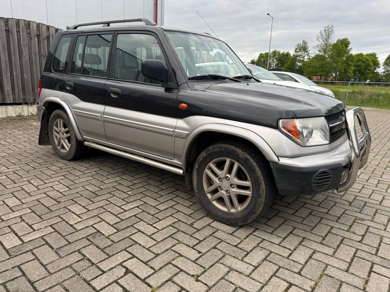Mitsubishi Pajero 2.0 GDI 5DRS 2001 Grijs, 4 cilinders, 129 pk, 75 €/maand, Handgeschakeld