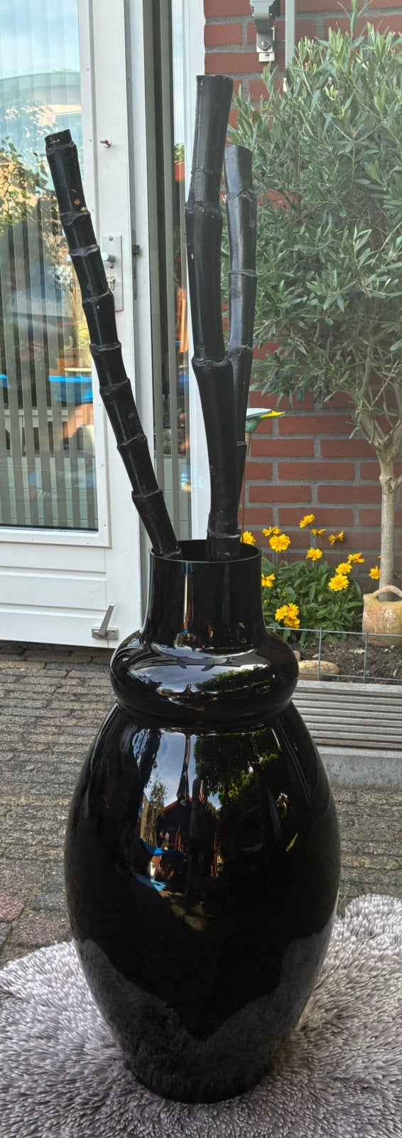 Grote zwarte decoratieve vaas met bambiestokken, Huis en Inrichting, Woonaccessoires | Vazen, Zo goed als nieuw, Zwart, Glas, Ophalen