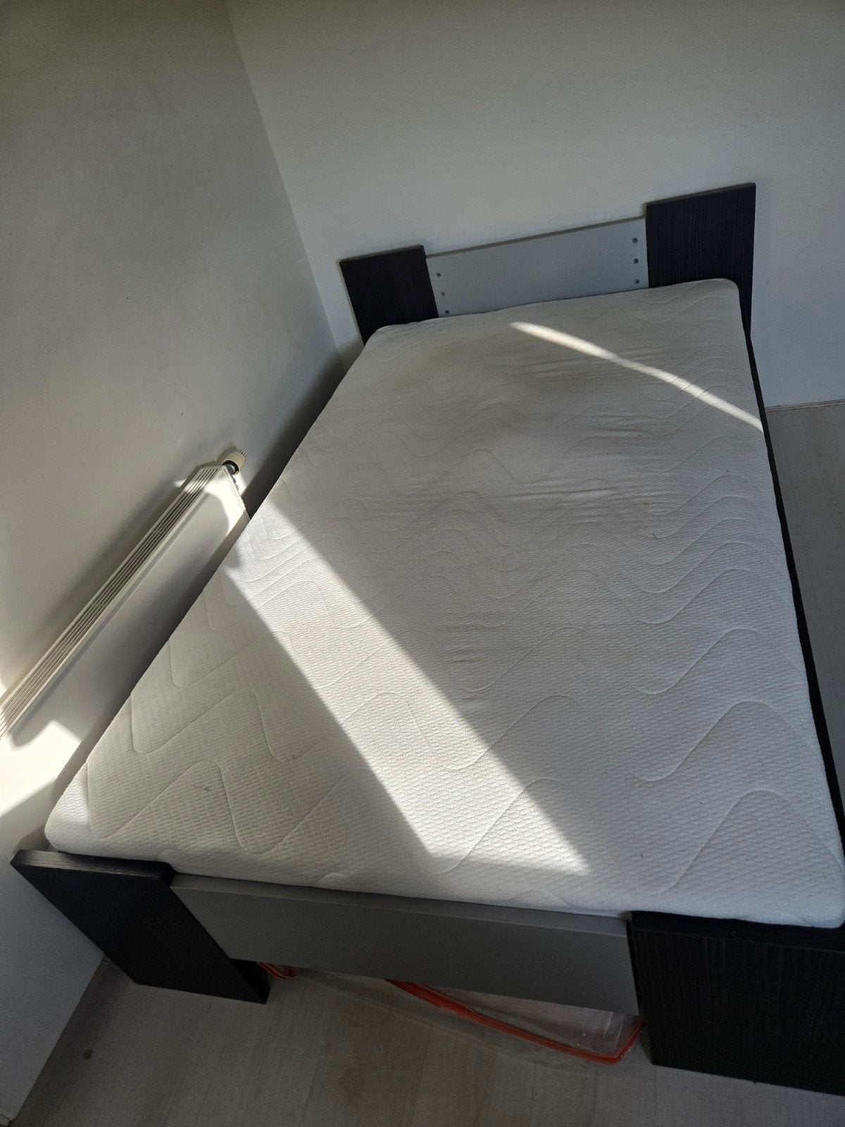 Eenpersoonsbed met lattenbodem en matras 120x200 cm, Huis en Inrichting, Ophalen, Gebruikt, Eenpersoons, Zwart