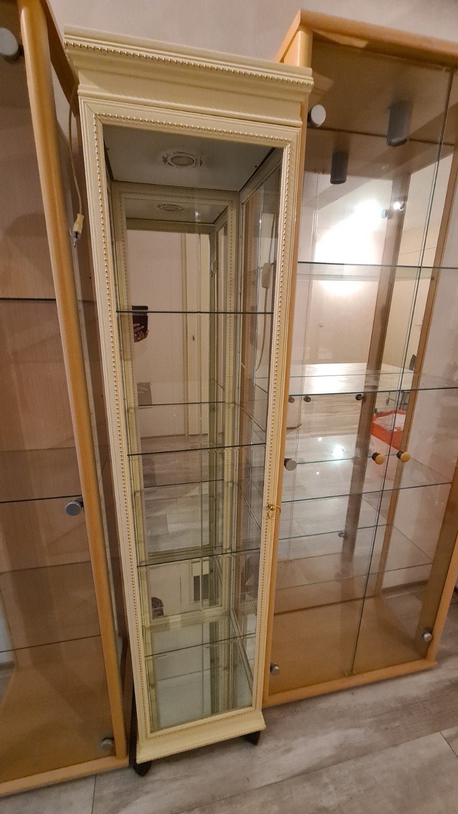 Vitrinekast met spiegelwand - creme kleur, Ophalen, Minder dan 50 cm, Met deur(en), Overige houtsoorten
