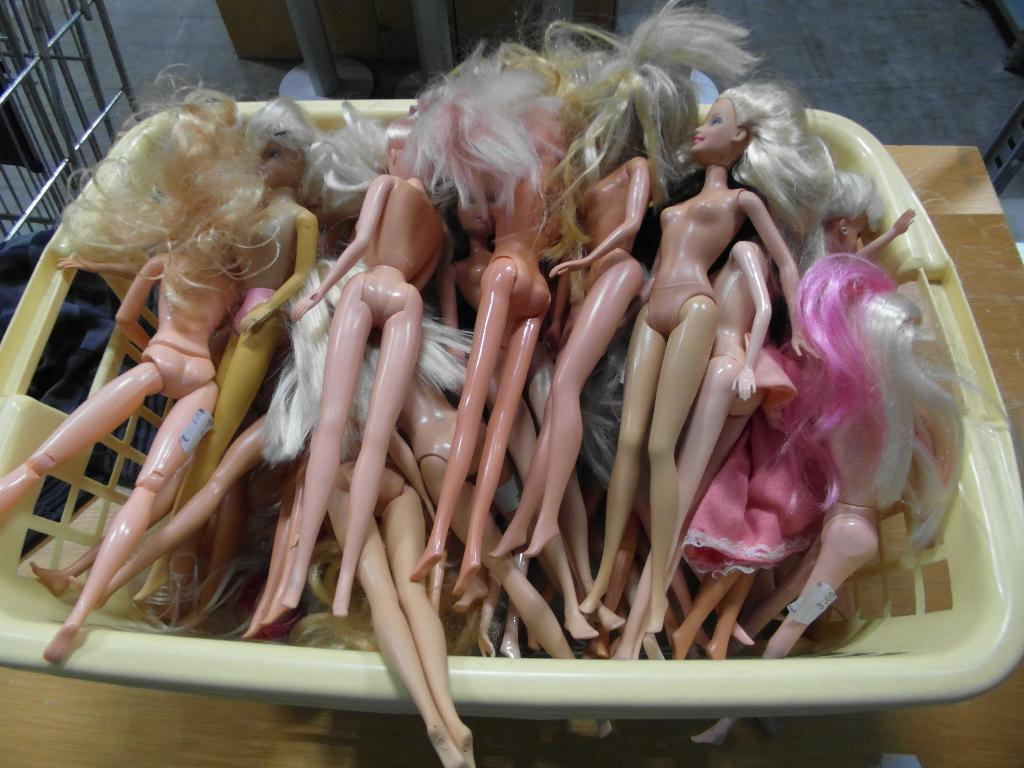 Mand vol met Barbie poppen, Ophalen, Zo goed als nieuw, Pop