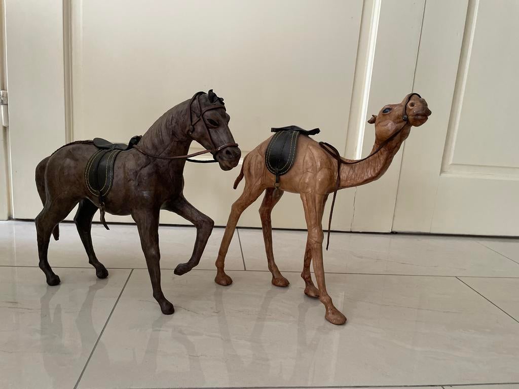 Leren paard en dromedaris beeldjes uit Tunesië, Ophalen of Verzenden, Gebruikt, Paard, Beeldje of Figuurtje