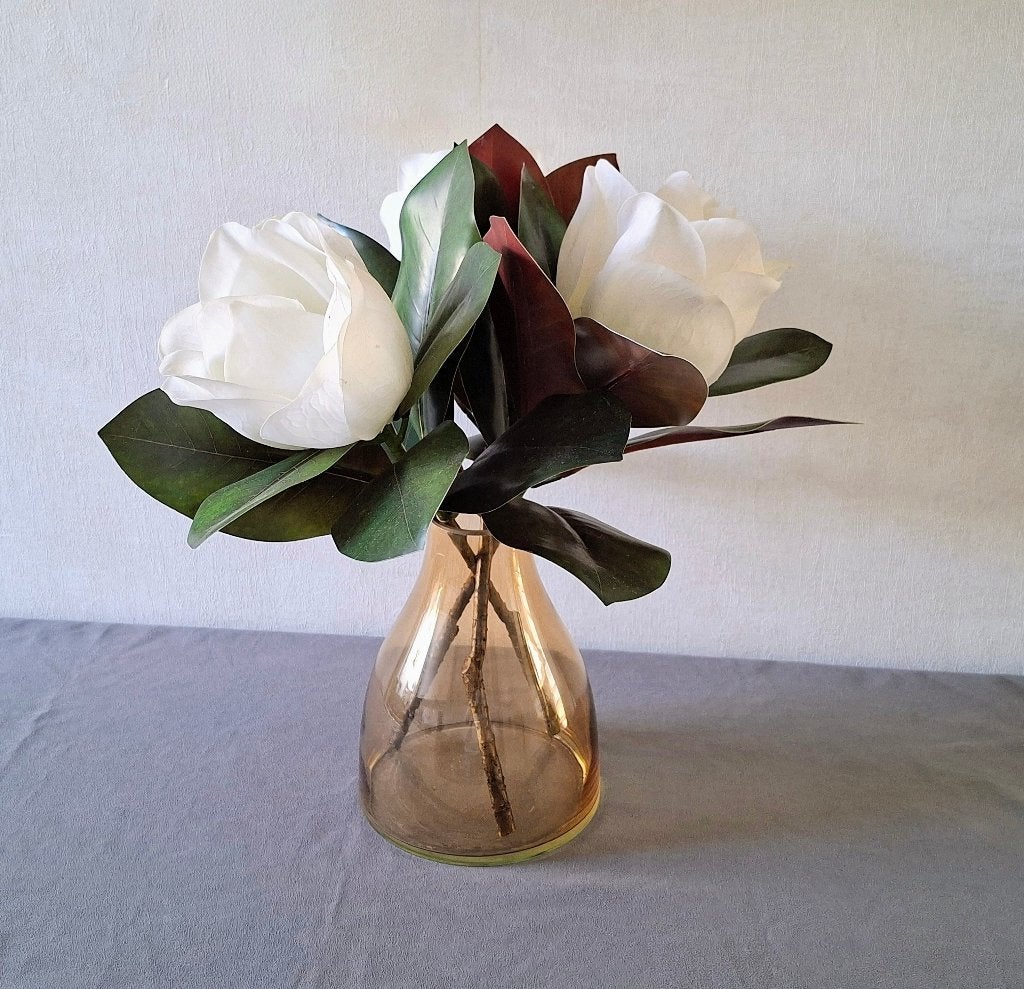 Glazen vaas met 3 grote witte Magnolia kunstbloemen, Ophalen, Gebruikt