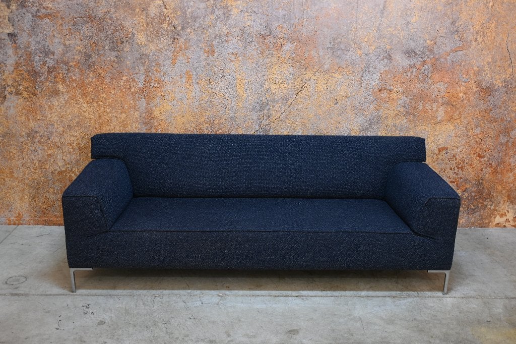 ZGANieuw blauwe stoffen Design on Stock Bloq 3 zitsbank, Huis en Inrichting, Banken | Bankstellen, Design on Stock, 75 tot 100 cm