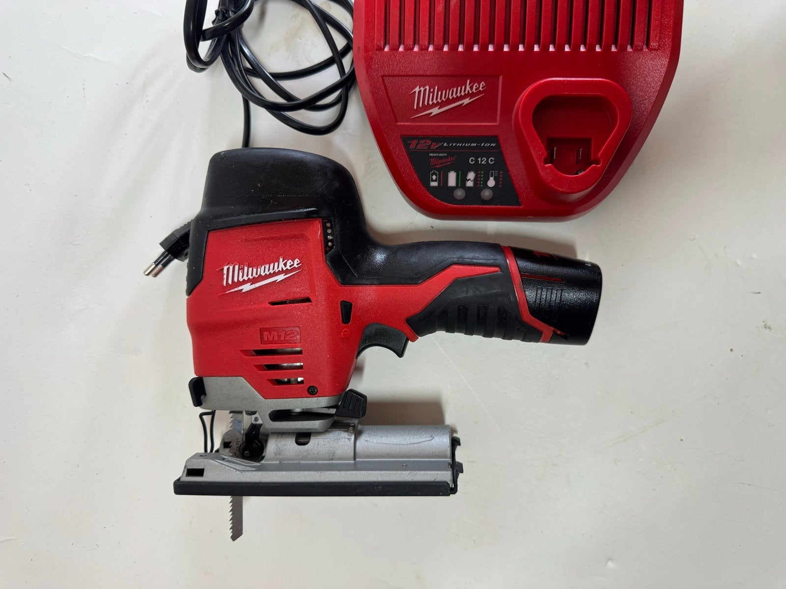 Milwaukee M12 JS Decoupeerzaag met Oplader, Decoupeerzaag, Ophalen of Verzenden, Zo goed als nieuw, 30 tot 70 mm