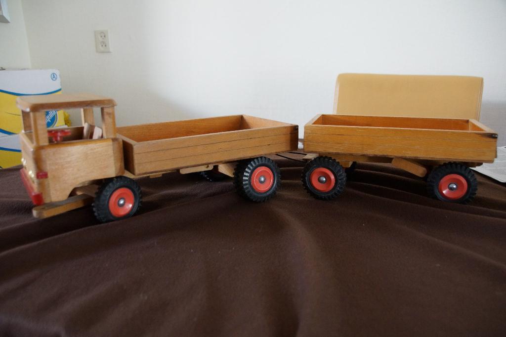Houten auto met aanhanger, Ophalen of Verzenden, Zo goed als nieuw