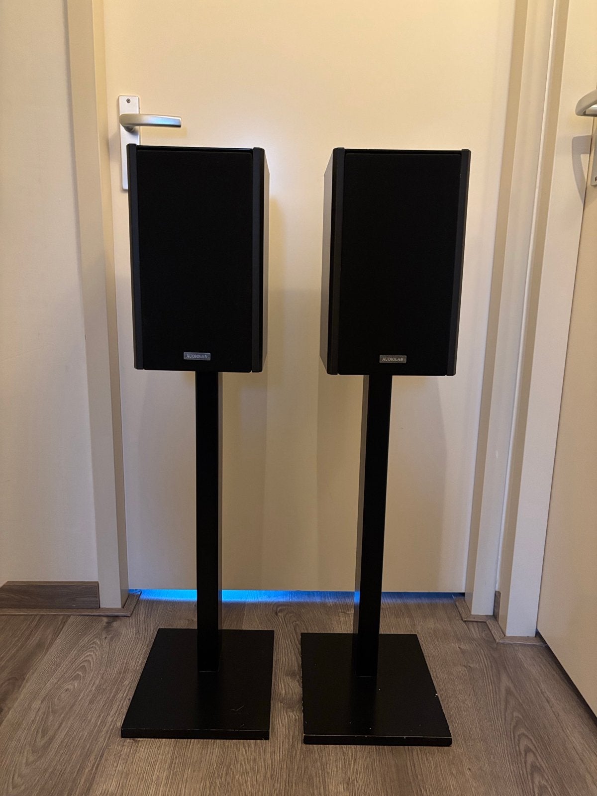Audiolab Minax speakers met stands, Gebruikt, Inclusief standaarden, 60 tot 120 watt, Boekenplank luidspreker