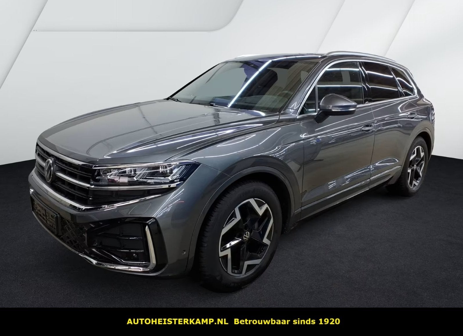 Volkswagen Touareg 3.0 TDI R-Line Grijs Kenteken ACC Stoelko, Automaat, 15 km/l, Gebruikt, Zwart