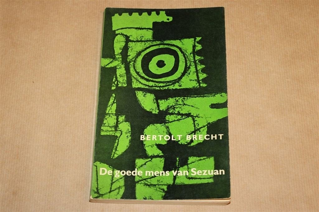De Goede Mens van Sezuan — Bertolt Brecht, Toneelstuk 1964, Ophalen of Verzenden, Gelezen
