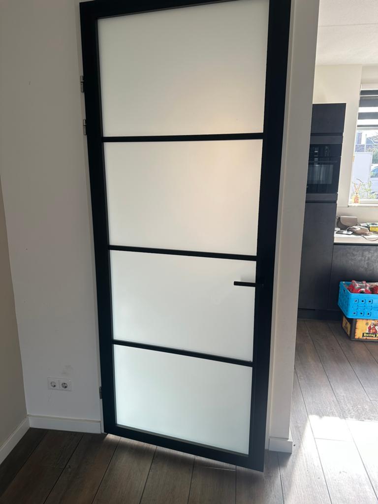 Binnendeur opdek Nisa zwart met mat glas, Doe-het-zelf en Verbouw, Deuren en Horren, Ophalen, Binnendeur, 200 tot 215 cm, Glas