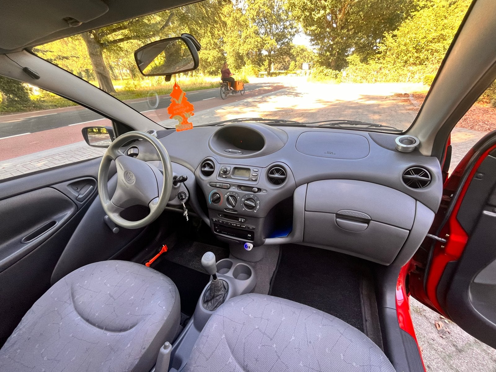 Foto 8 van Toyota Yaris 1.0 16V Vvti 3DR 2000 Rood