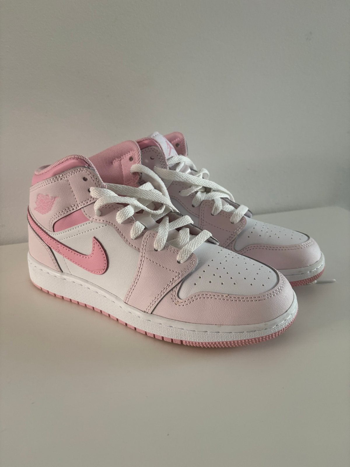 Nike Air Jordan 1 Mid Roze/Wit - Maat 37.5, Ophalen of Verzenden, Zo goed als nieuw, Roze, Sneakers of Gympen