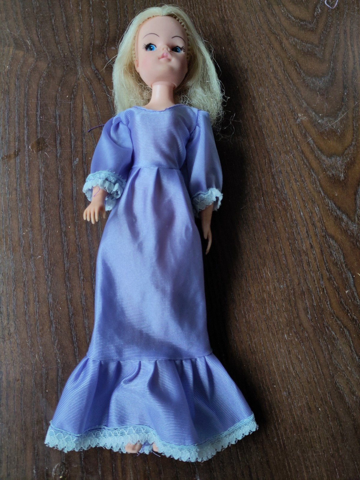 Sindy met romantische paarse jurk, Ophalen of Verzenden, Zo goed als nieuw, Kleertjes