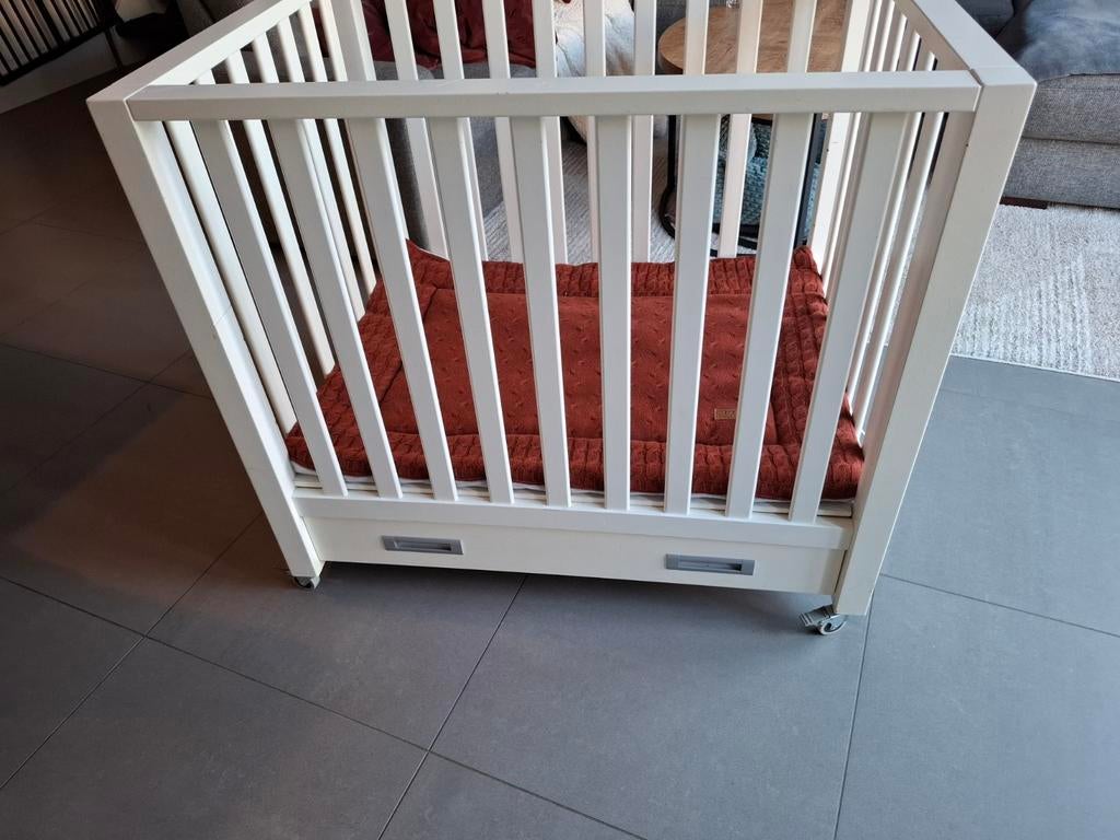 Witte box op wielen met lade en boxkleed, Ophalen, Gebruikt, Vierkant, Wieltjes