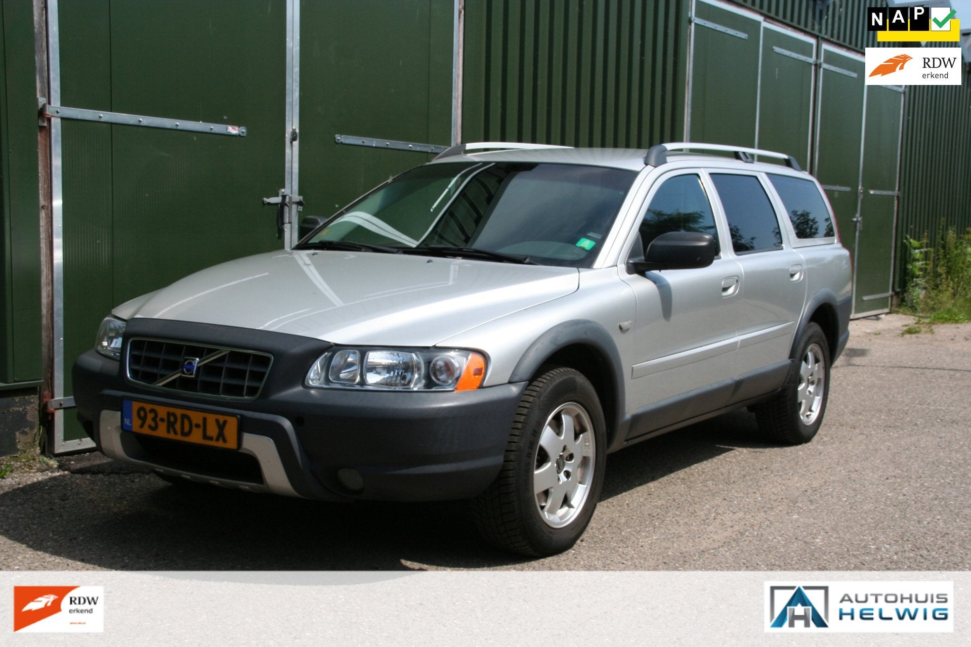 Volvo XC70 2.5 T Momentum, AIRCO, LEER, TREKHAAK, APK, Zwart, XC70, 2521 cc, Handgeschakeld