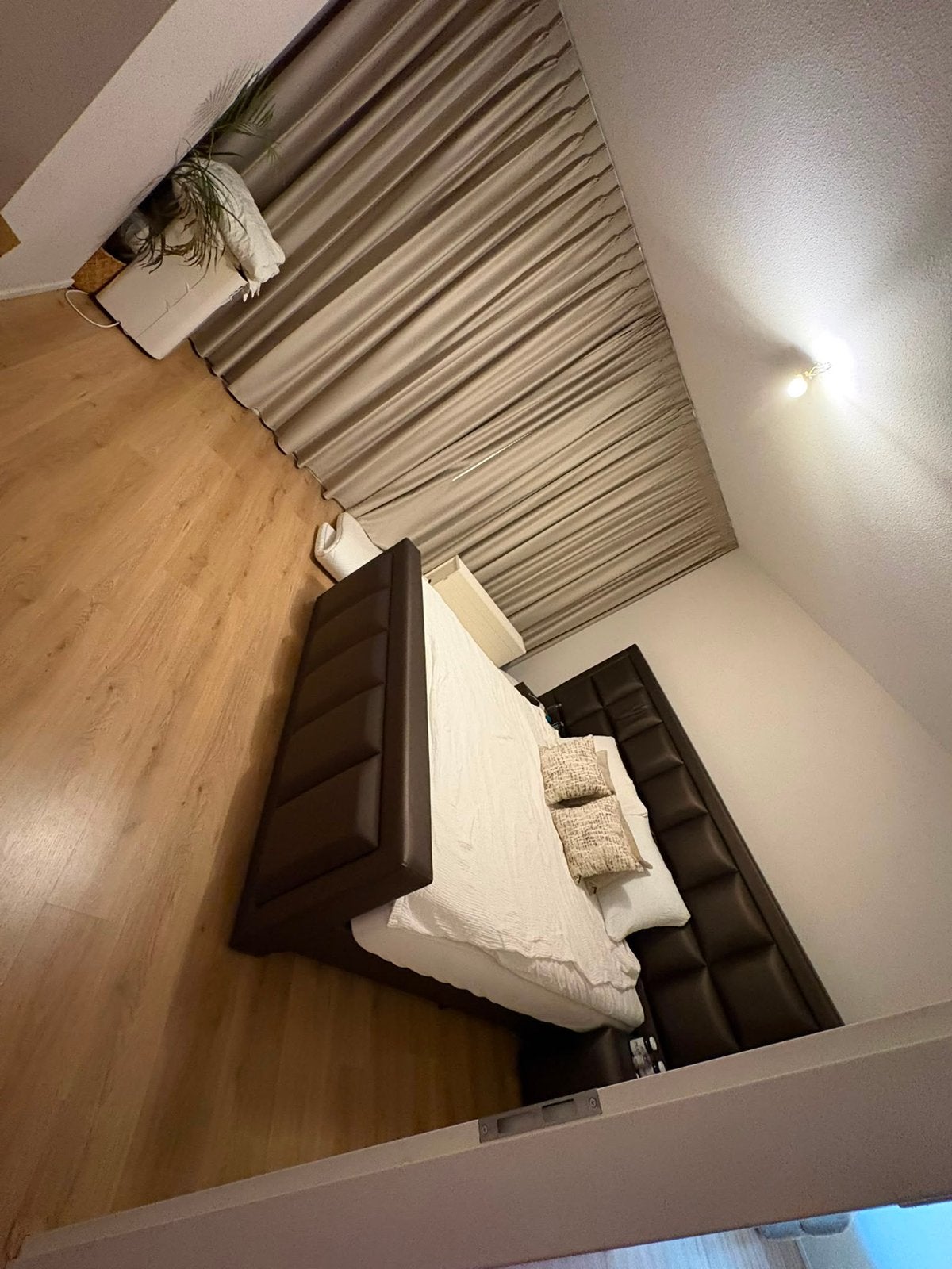 Boxspring 180x220 met 2 bijpassende nachtkastjes, Ophalen, Gebruikt, Bruin, Tweepersoons