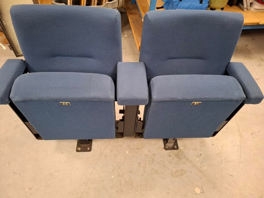 20 stuks blauwe theaterstoelen met armleuningen, Gebruikt, Twee, Blauw, Theaterstoel, Retro, Industrieel