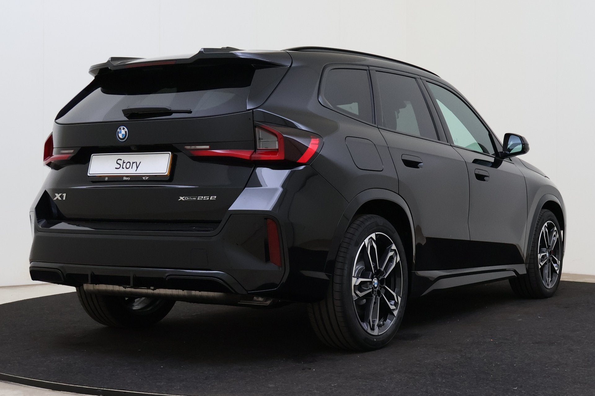 BMW X1 xDrive25e M Sport Automaat / Trekhaak / Panoramadak /, Auto's, BMW, Met garantie (alle), Zwart, Origineel Nederlands, Bedrijf