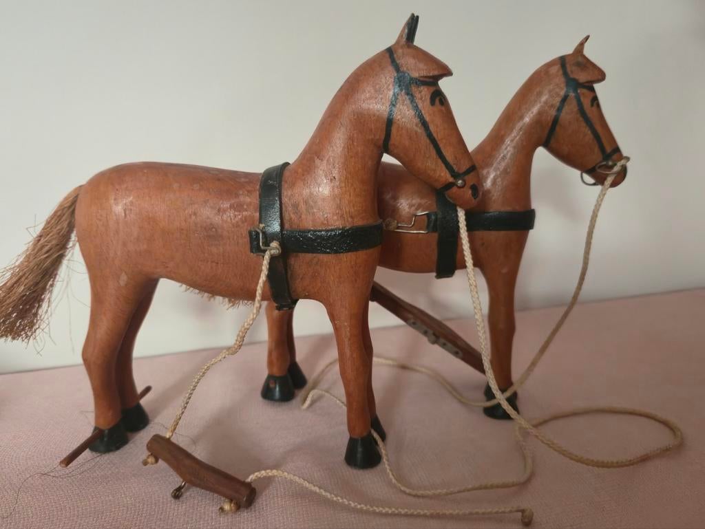 Vintage houten paardjes met tuigje - decoratief speelgoed, Ophalen of Verzenden